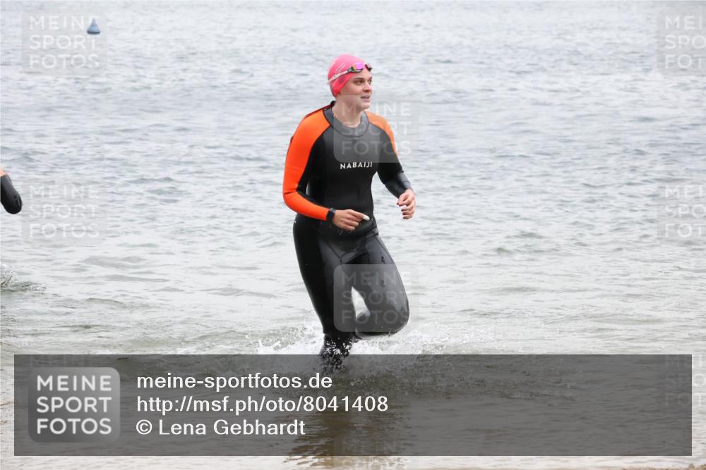 21.06.2025 - 27. Vierlanden-Triathlon Lena Gebhardt http://msf.ph/oto/8041408 15.06.2025 13:07:15 Schwimmen 1172, 1196, 1218 meine-sportfotos.de