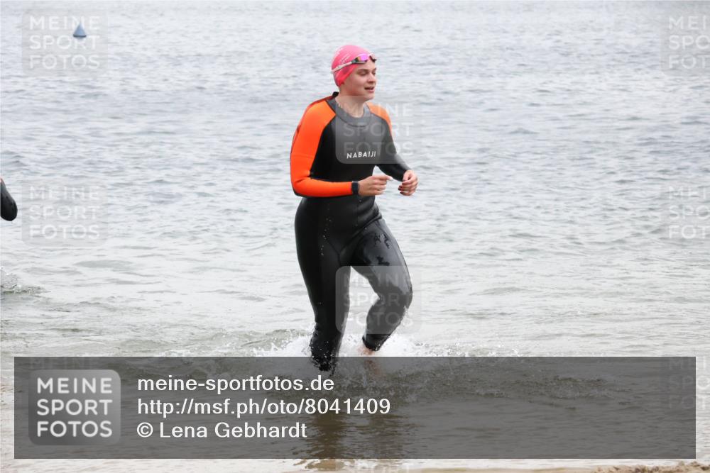 21.06.2025 - 27. Vierlanden-Triathlon Lena Gebhardt http://msf.ph/oto/8041409 15.06.2025 13:07:15 Schwimmen 1172, 1196, 1218 meine-sportfotos.de