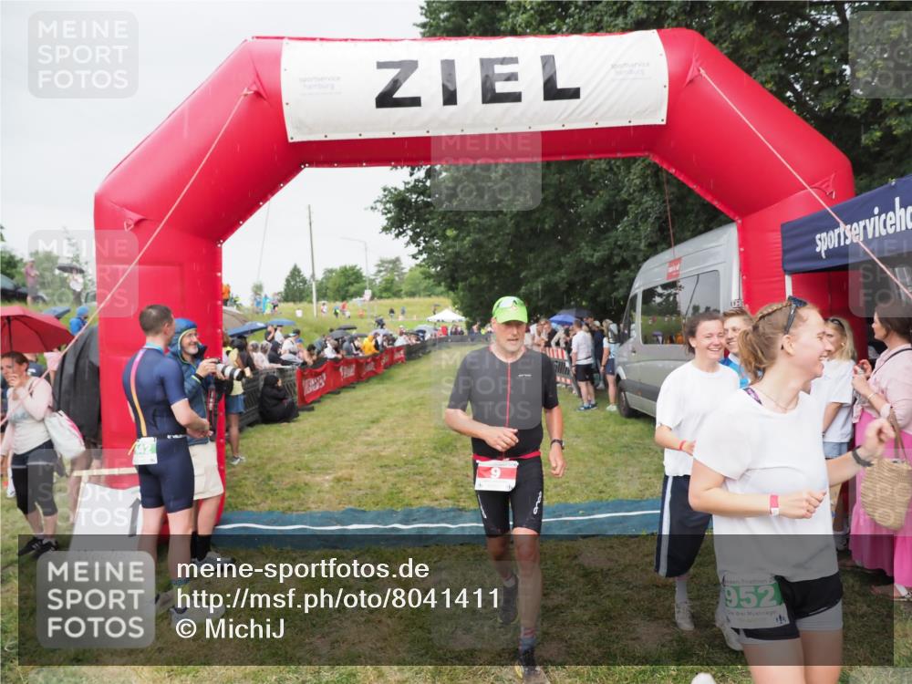 21.06.2025 - 27. Vierlanden-Triathlon MichiJ http://msf.ph/oto/8041411 15.06.2026 13:29:19 Ziel 9, 952 meine-sportfotos.de