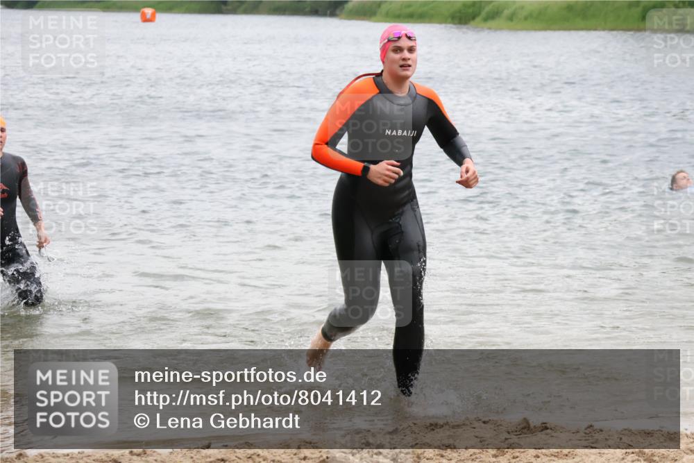21.06.2025 - 27. Vierlanden-Triathlon Lena Gebhardt http://msf.ph/oto/8041412 15.06.2025 13:07:16 Schwimmen 1172, 1196, 1218 meine-sportfotos.de