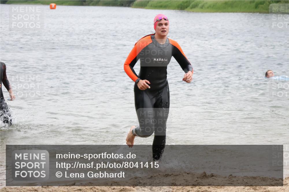 21.06.2025 - 27. Vierlanden-Triathlon Lena Gebhardt http://msf.ph/oto/8041415 15.06.2025 13:07:17 Schwimmen 1172, 1196, 1218, 1225 meine-sportfotos.de