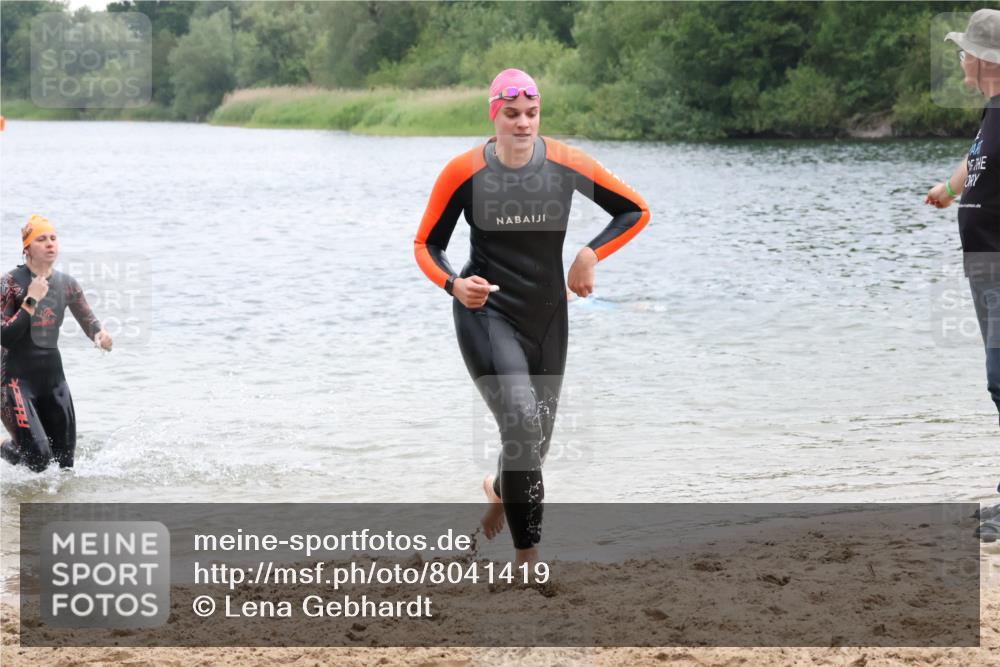 21.06.2025 - 27. Vierlanden-Triathlon Lena Gebhardt http://msf.ph/oto/8041419 15.06.2025 13:07:18 Schwimmen 1172, 1196, 1218, 1225 meine-sportfotos.de