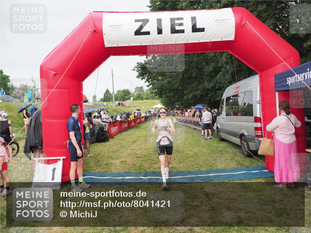 21.06.2025 - 27. Vierlanden-Triathlon MichiJ http://msf.ph/oto/8041421 15.06.2026 13:29:35 Ziel 220 meine-sportfotos.de