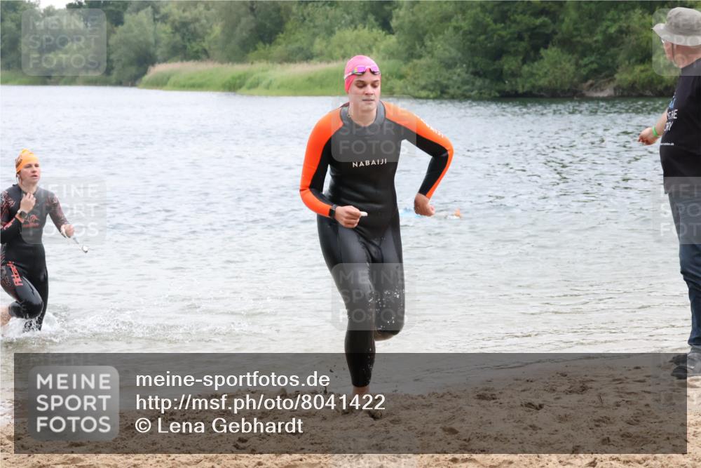 21.06.2025 - 27. Vierlanden-Triathlon Lena Gebhardt http://msf.ph/oto/8041422 15.06.2025 13:07:18 Schwimmen 1172, 1196, 1218, 1225 meine-sportfotos.de