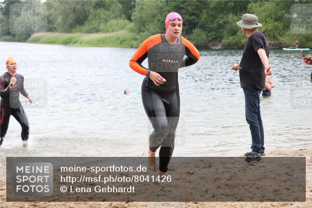 21.06.2025 - 27. Vierlanden-Triathlon Lena Gebhardt http://msf.ph/oto/8041426 15.06.2025 13:07:18 Schwimmen 1172, 1196, 1218, 1225 meine-sportfotos.de