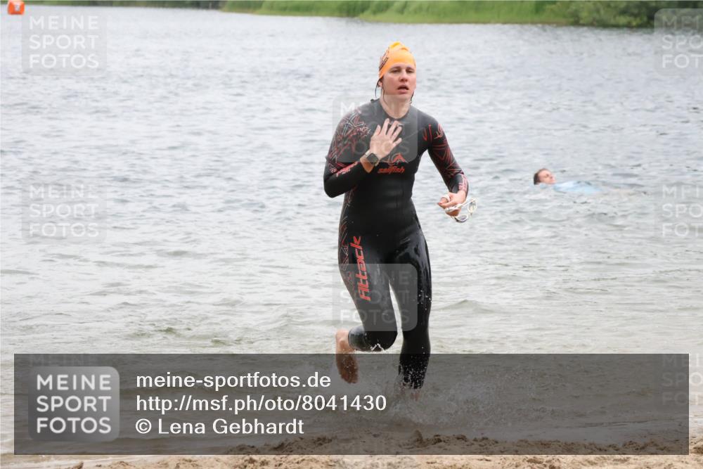 21.06.2025 - 27. Vierlanden-Triathlon Lena Gebhardt http://msf.ph/oto/8041430 15.06.2025 13:07:19 Schwimmen 1172, 1196, 1218, 1225 meine-sportfotos.de