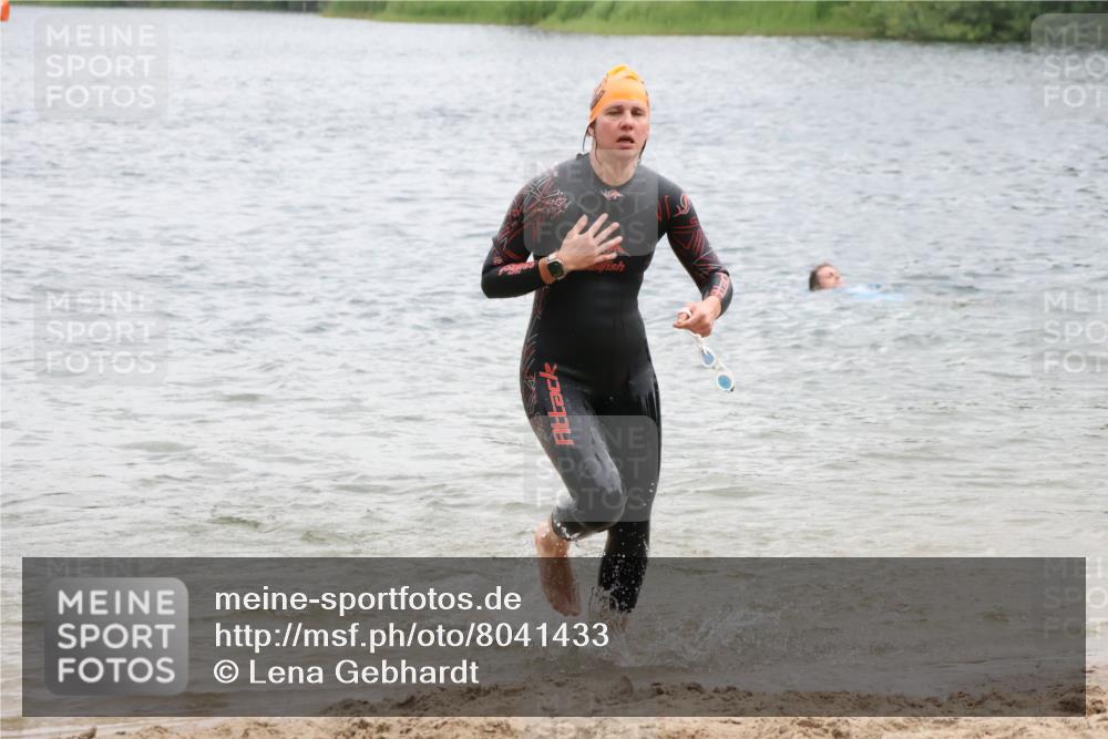 21.06.2025 - 27. Vierlanden-Triathlon Lena Gebhardt http://msf.ph/oto/8041433 15.06.2025 13:07:19 Schwimmen 1172, 1196, 1218, 1225 meine-sportfotos.de