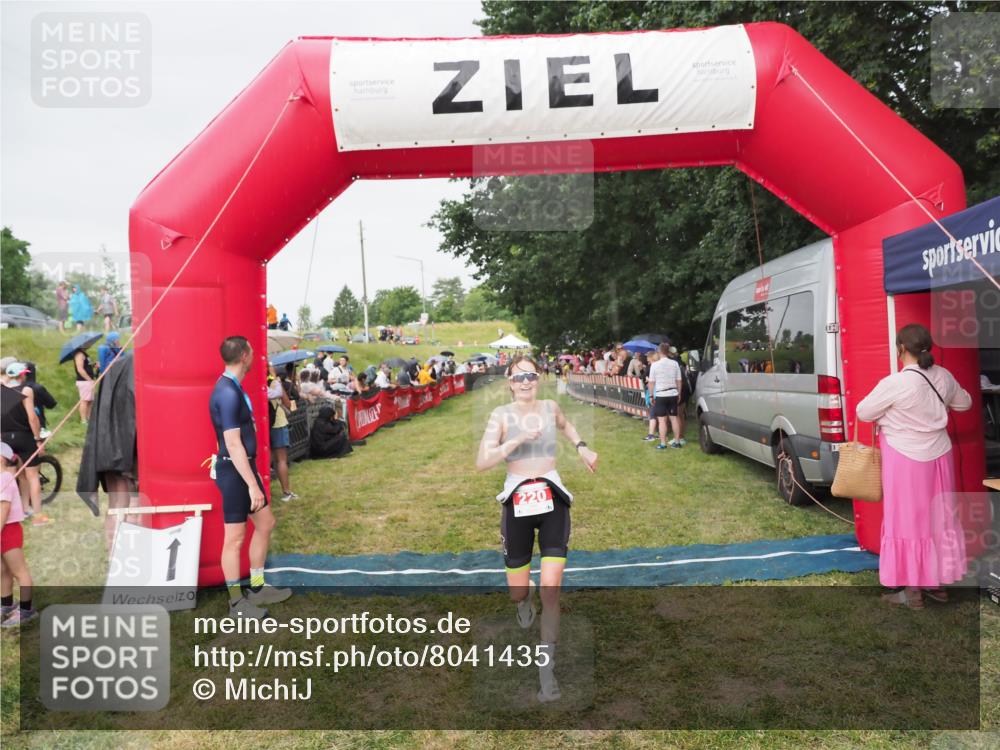 21.06.2025 - 27. Vierlanden-Triathlon MichiJ http://msf.ph/oto/8041435 15.06.2026 13:29:35 Ziel 220 meine-sportfotos.de