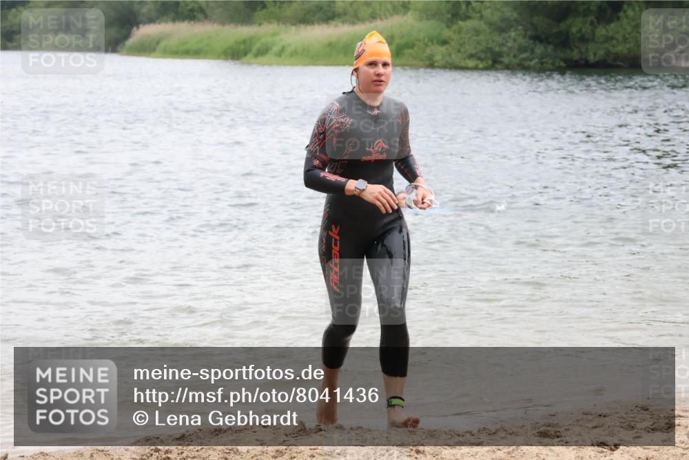 21.06.2025 - 27. Vierlanden-Triathlon Lena Gebhardt http://msf.ph/oto/8041436 15.06.2025 13:07:20 Schwimmen 1172, 1196, 1218, 1225 meine-sportfotos.de