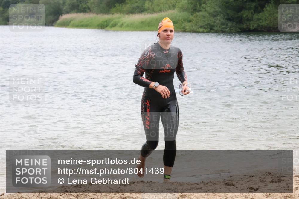 21.06.2025 - 27. Vierlanden-Triathlon Lena Gebhardt http://msf.ph/oto/8041439 15.06.2025 13:07:20 Schwimmen 1172, 1196, 1218, 1225 meine-sportfotos.de