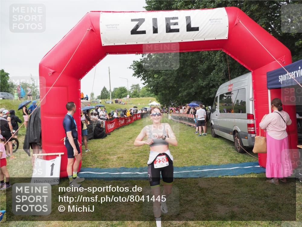21.06.2025 - 27. Vierlanden-Triathlon MichiJ http://msf.ph/oto/8041445 15.06.2026 13:29:36 Ziel 220 meine-sportfotos.de