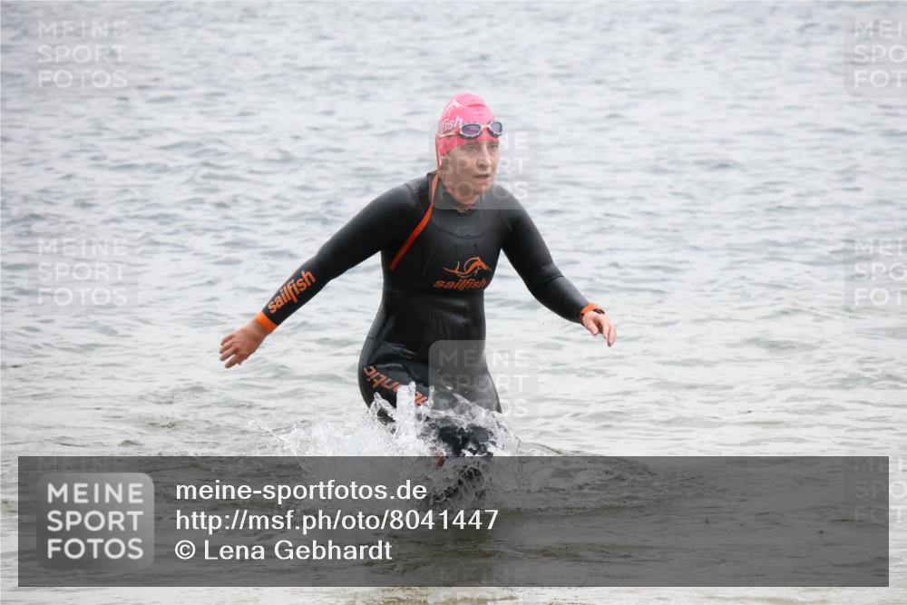 21.06.2025 - 27. Vierlanden-Triathlon Lena Gebhardt http://msf.ph/oto/8041447 15.06.2025 13:07:22 Schwimmen 1172, 1196, 1211, 1218, 1225 meine-sportfotos.de