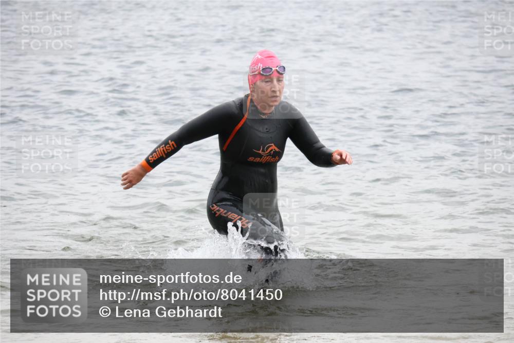 21.06.2025 - 27. Vierlanden-Triathlon Lena Gebhardt http://msf.ph/oto/8041450 15.06.2025 13:07:22 Schwimmen 1172, 1196, 1211, 1218, 1225 meine-sportfotos.de