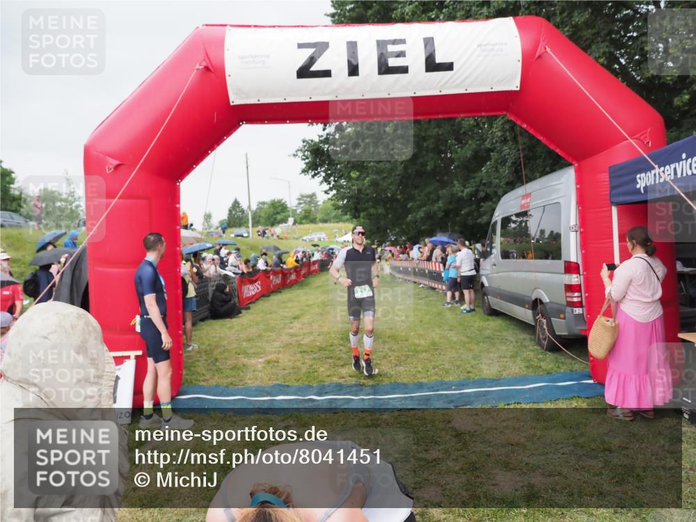 21.06.2025 - 27. Vierlanden-Triathlon MichiJ http://msf.ph/oto/8041451 15.06.2026 13:29:40 Ziel 220, 717 meine-sportfotos.de