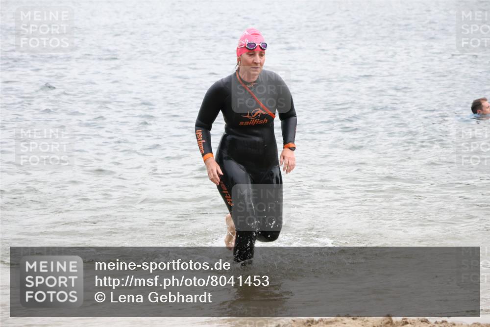 21.06.2025 - 27. Vierlanden-Triathlon Lena Gebhardt http://msf.ph/oto/8041453 15.06.2025 13:07:23 Schwimmen 1172, 1196, 1211, 1225 meine-sportfotos.de