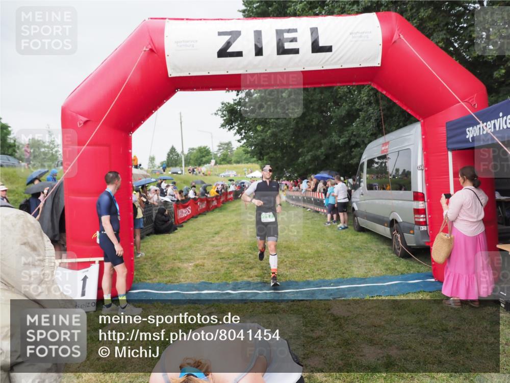 21.06.2025 - 27. Vierlanden-Triathlon MichiJ http://msf.ph/oto/8041454 15.06.2026 13:29:40 Ziel 220, 717 meine-sportfotos.de
