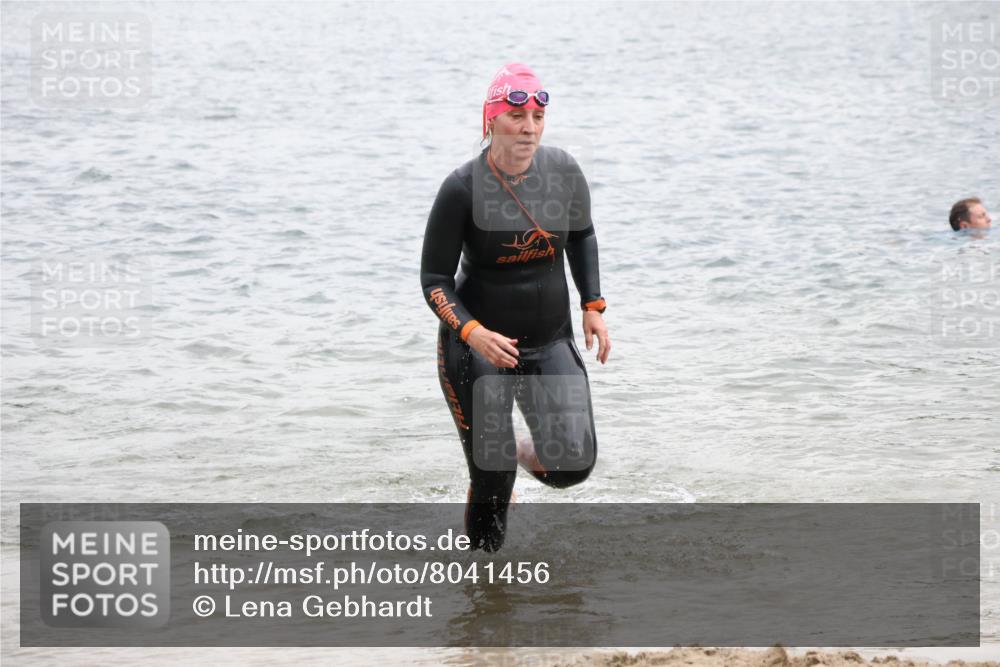 21.06.2025 - 27. Vierlanden-Triathlon Lena Gebhardt http://msf.ph/oto/8041456 15.06.2025 13:07:23 Schwimmen 1172, 1196, 1211, 1225 meine-sportfotos.de