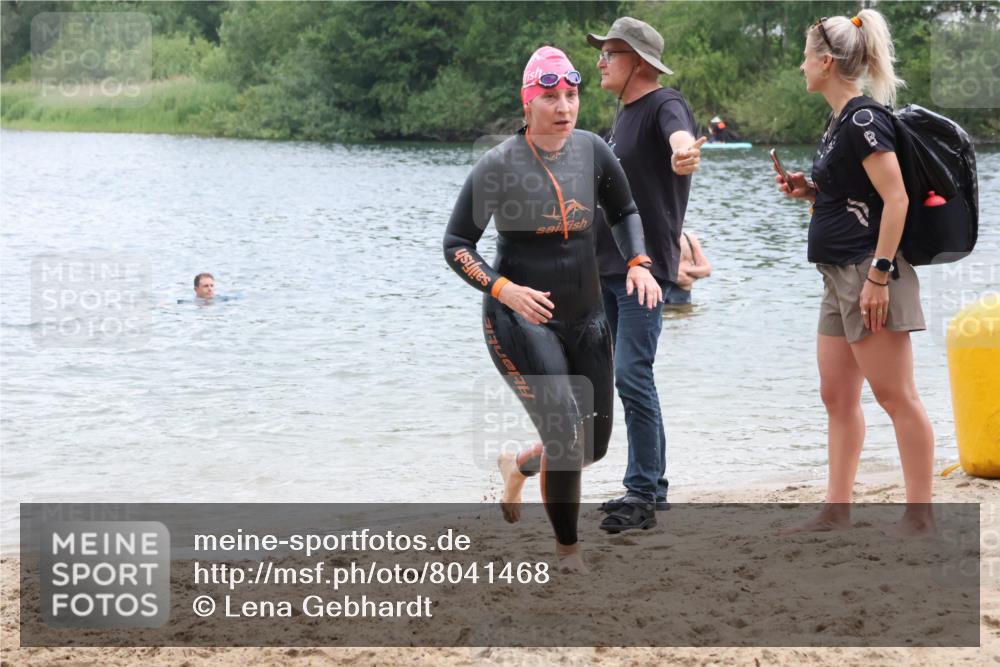 21.06.2025 - 27. Vierlanden-Triathlon Lena Gebhardt http://msf.ph/oto/8041468 15.06.2025 13:07:26 Schwimmen 1172, 1196, 1211, 1225, 1228 meine-sportfotos.de