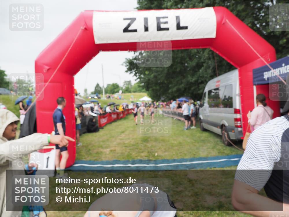 21.06.2025 - 27. Vierlanden-Triathlon MichiJ http://msf.ph/oto/8041473 15.06.2026 13:29:43 Ziel 717, 1069, 1070, 1071 meine-sportfotos.de
