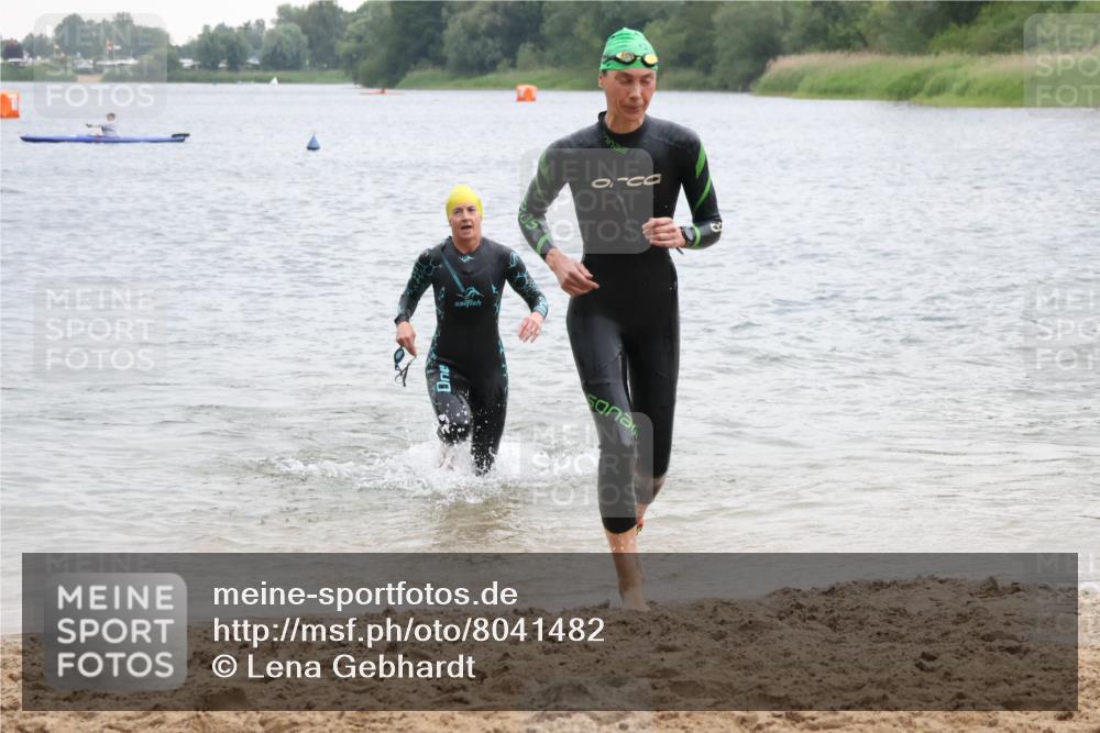 21.06.2025 - 27. Vierlanden-Triathlon Lena Gebhardt http://msf.ph/oto/8041482 15.06.2025 13:07:31 Schwimmen 1172, 1211, 1225, 1228 meine-sportfotos.de