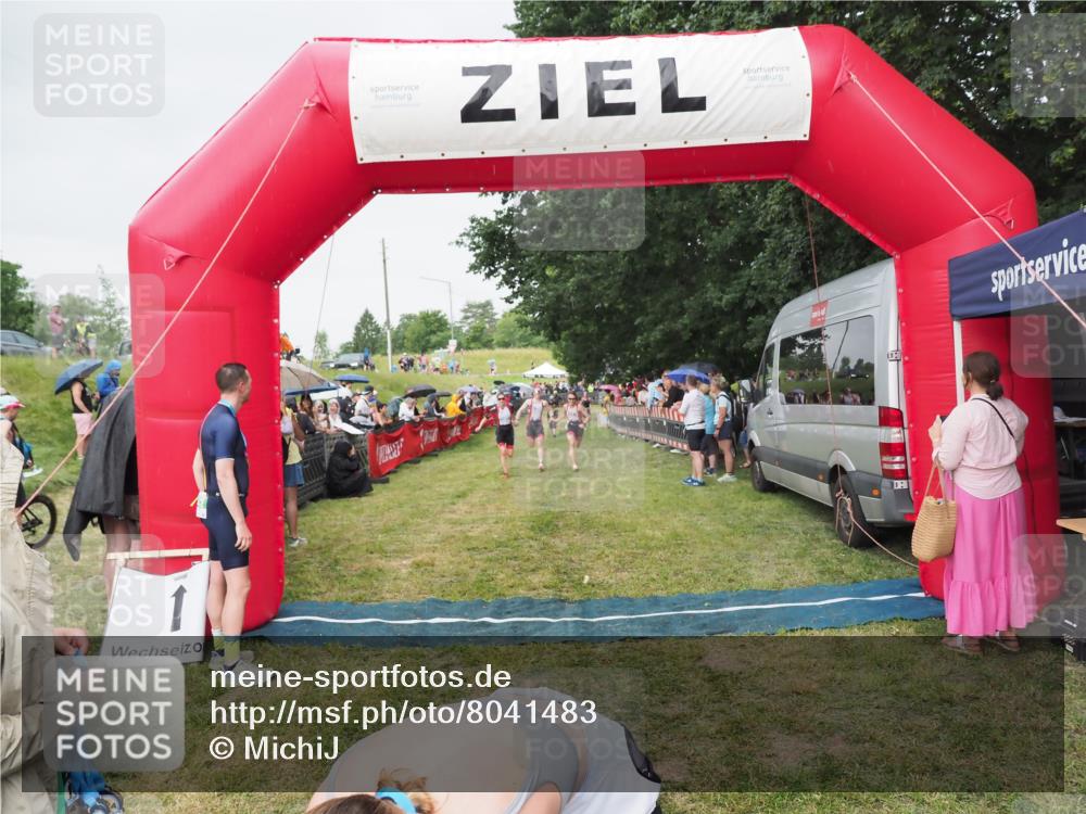 21.06.2025 - 27. Vierlanden-Triathlon MichiJ http://msf.ph/oto/8041483 15.06.2026 13:29:43 Ziel 717, 1069, 1070, 1071 meine-sportfotos.de