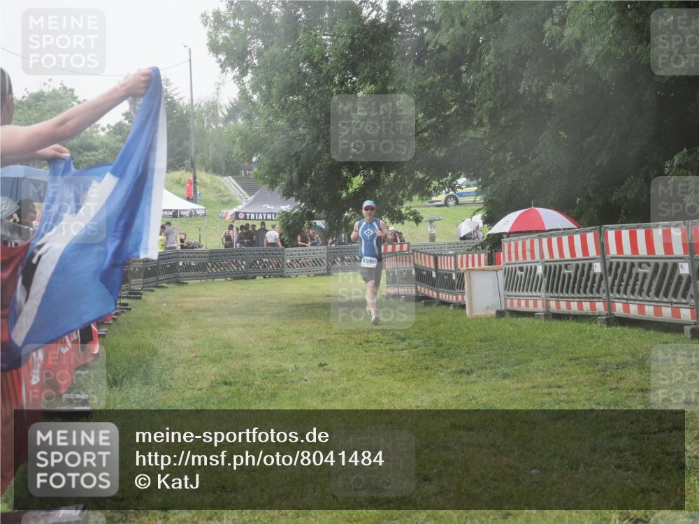 21.06.2025 - 27. Vierlanden-Triathlon KatJ http://msf.ph/oto/8041484 15.06.2025 14:33:20 Ziel 1250 meine-sportfotos.de