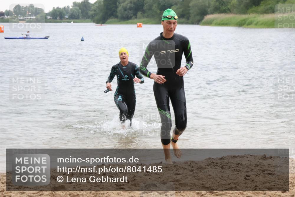 21.06.2025 - 27. Vierlanden-Triathlon Lena Gebhardt http://msf.ph/oto/8041485 15.06.2025 13:07:31 Schwimmen 1172, 1211, 1225, 1228 meine-sportfotos.de