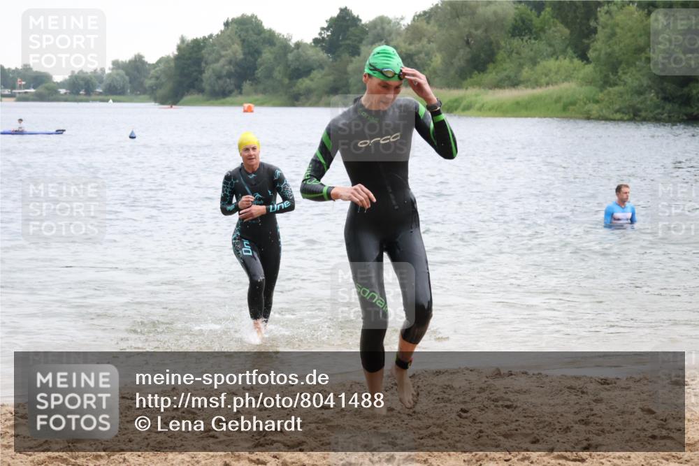 21.06.2025 - 27. Vierlanden-Triathlon Lena Gebhardt http://msf.ph/oto/8041488 15.06.2025 13:07:32 Schwimmen 1172, 1211, 1225, 1228 meine-sportfotos.de
