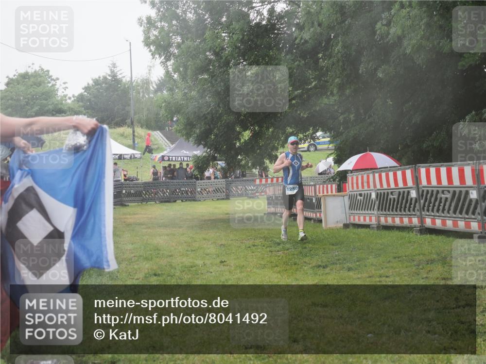 21.06.2025 - 27. Vierlanden-Triathlon KatJ http://msf.ph/oto/8041492 15.06.2025 14:33:21 Ziel 1250 meine-sportfotos.de