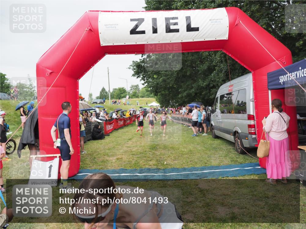 21.06.2025 - 27. Vierlanden-Triathlon MichiJ http://msf.ph/oto/8041493 15.06.2026 13:29:43 Ziel 717, 1069, 1070, 1071 meine-sportfotos.de