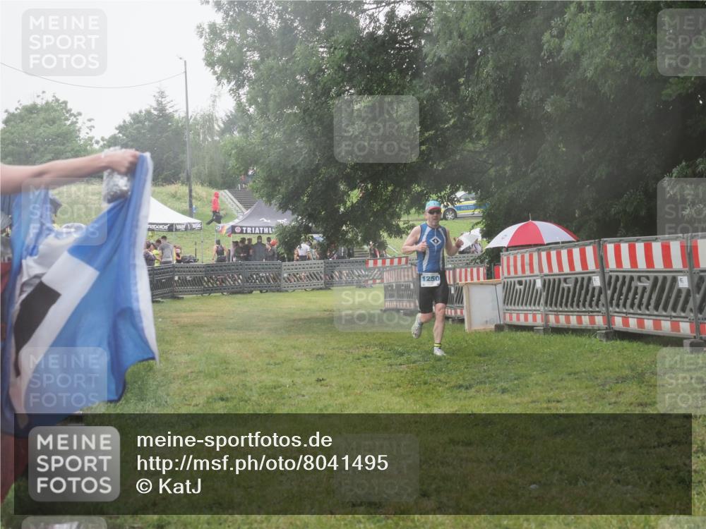 21.06.2025 - 27. Vierlanden-Triathlon KatJ http://msf.ph/oto/8041495 15.06.2025 14:33:21 Ziel 1250 meine-sportfotos.de