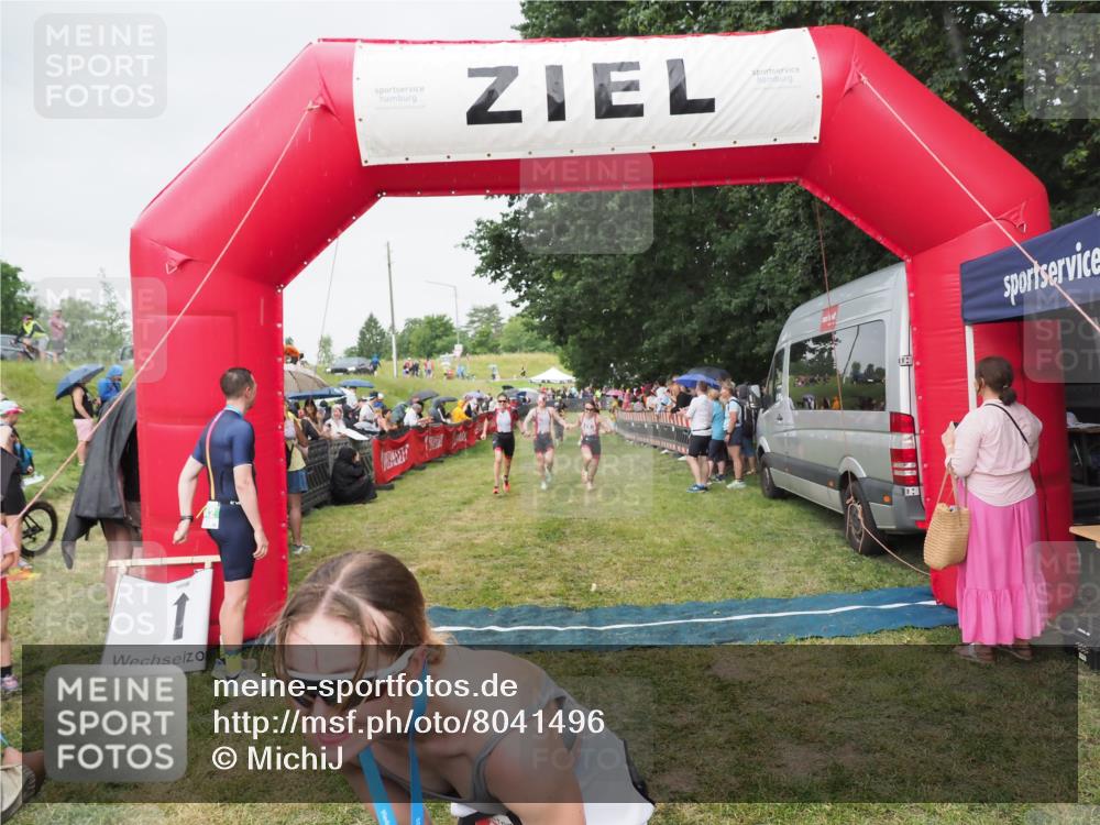 21.06.2025 - 27. Vierlanden-Triathlon MichiJ http://msf.ph/oto/8041496 15.06.2026 13:29:43 Ziel 717, 1069, 1070, 1071 meine-sportfotos.de