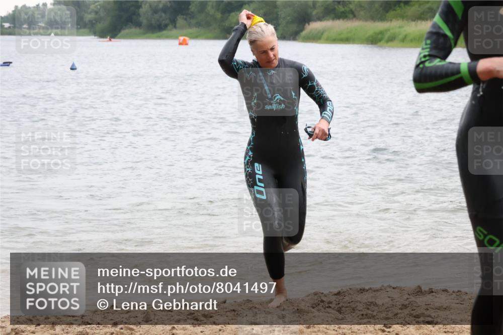 21.06.2025 - 27. Vierlanden-Triathlon Lena Gebhardt http://msf.ph/oto/8041497 15.06.2025 13:07:33 Schwimmen 1211, 1225, 1228 meine-sportfotos.de