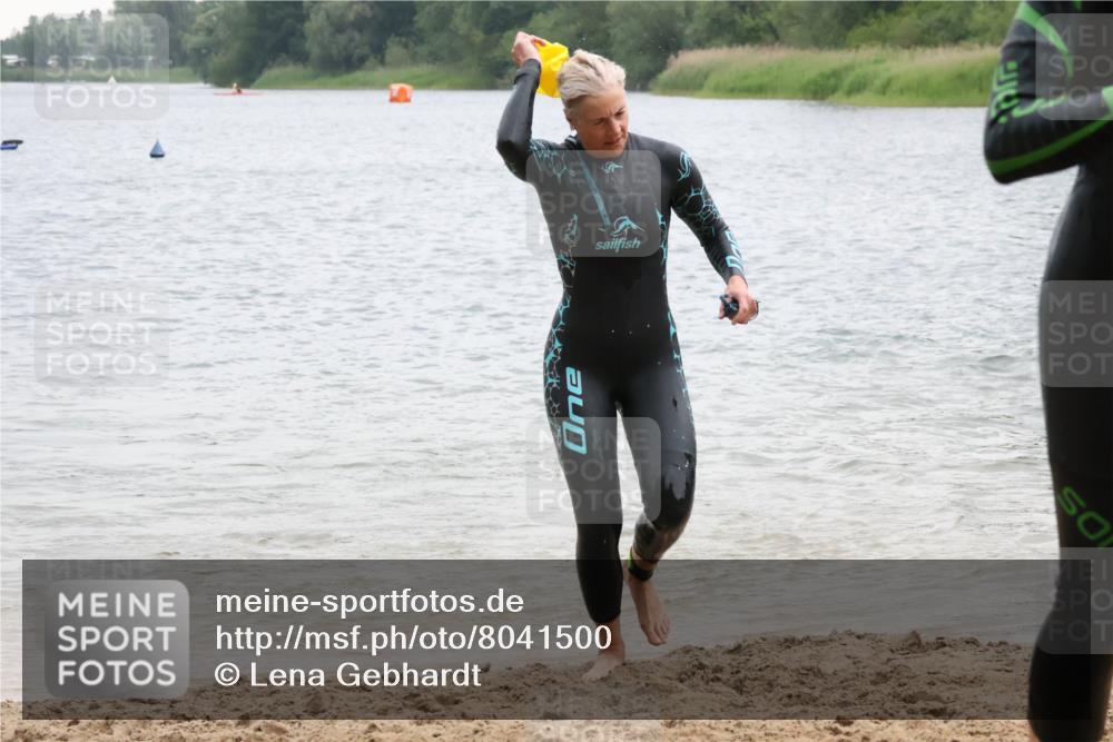 21.06.2025 - 27. Vierlanden-Triathlon Lena Gebhardt http://msf.ph/oto/8041500 15.06.2025 13:07:33 Schwimmen 1211, 1225, 1228 meine-sportfotos.de