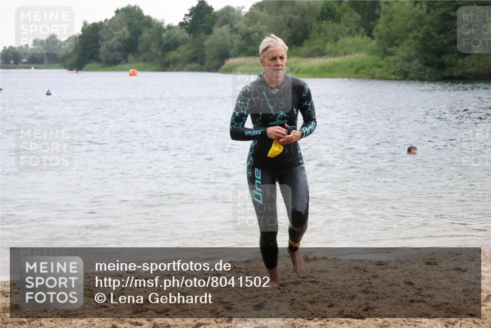 21.06.2025 - 27. Vierlanden-Triathlon Lena Gebhardt http://msf.ph/oto/8041502 15.06.2025 13:07:34 Schwimmen 1211, 1225, 1228 meine-sportfotos.de