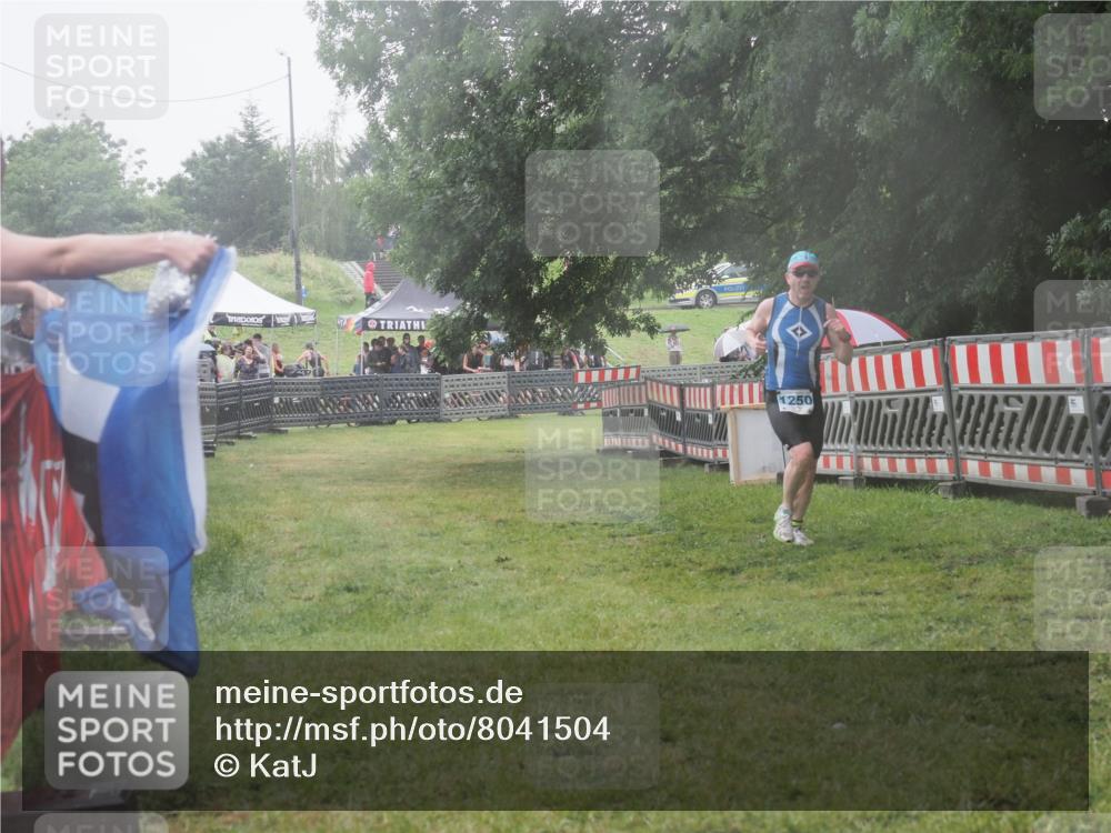 21.06.2025 - 27. Vierlanden-Triathlon KatJ http://msf.ph/oto/8041504 15.06.2025 14:33:22 Ziel 1250 meine-sportfotos.de