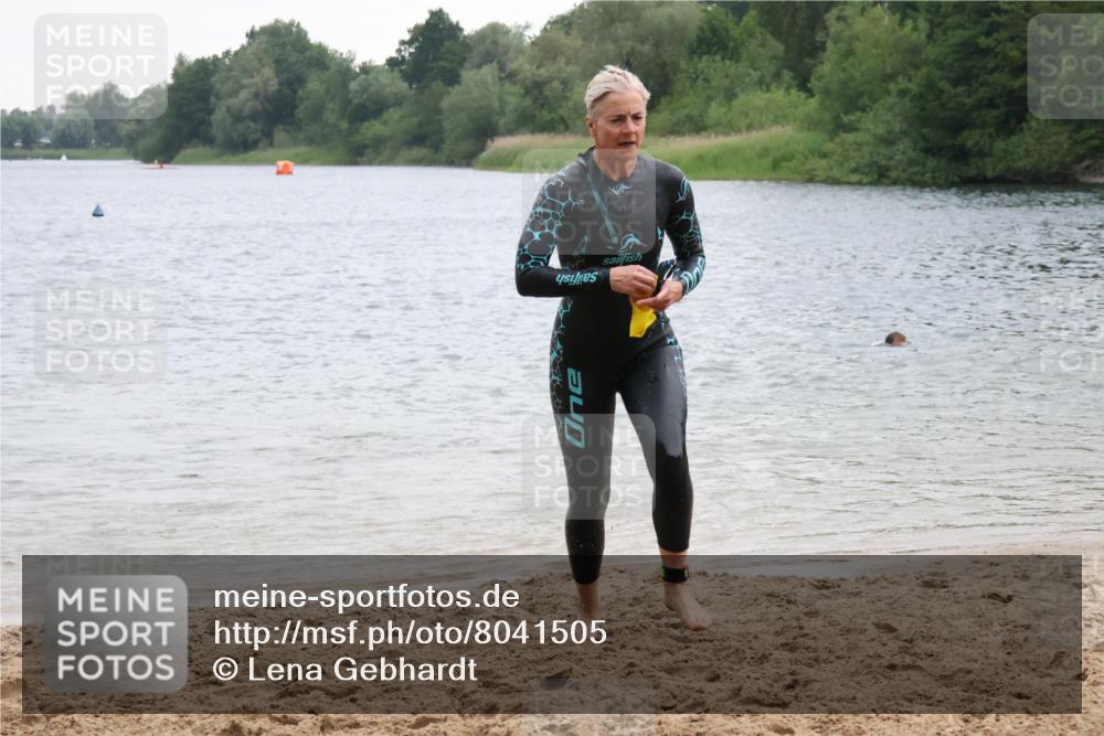 21.06.2025 - 27. Vierlanden-Triathlon Lena Gebhardt http://msf.ph/oto/8041505 15.06.2025 13:07:34 Schwimmen 1211, 1225, 1228 meine-sportfotos.de