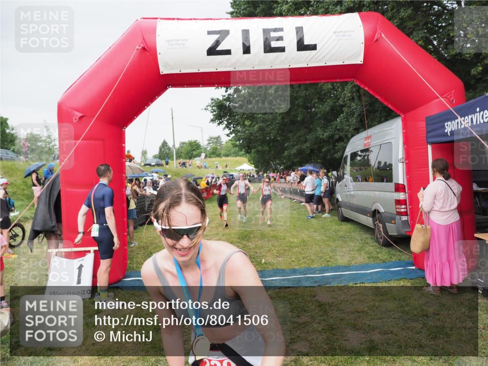 21.06.2025 - 27. Vierlanden-Triathlon MichiJ http://msf.ph/oto/8041506 15.06.2026 13:29:44 Ziel 717, 1069, 1070, 1071 meine-sportfotos.de