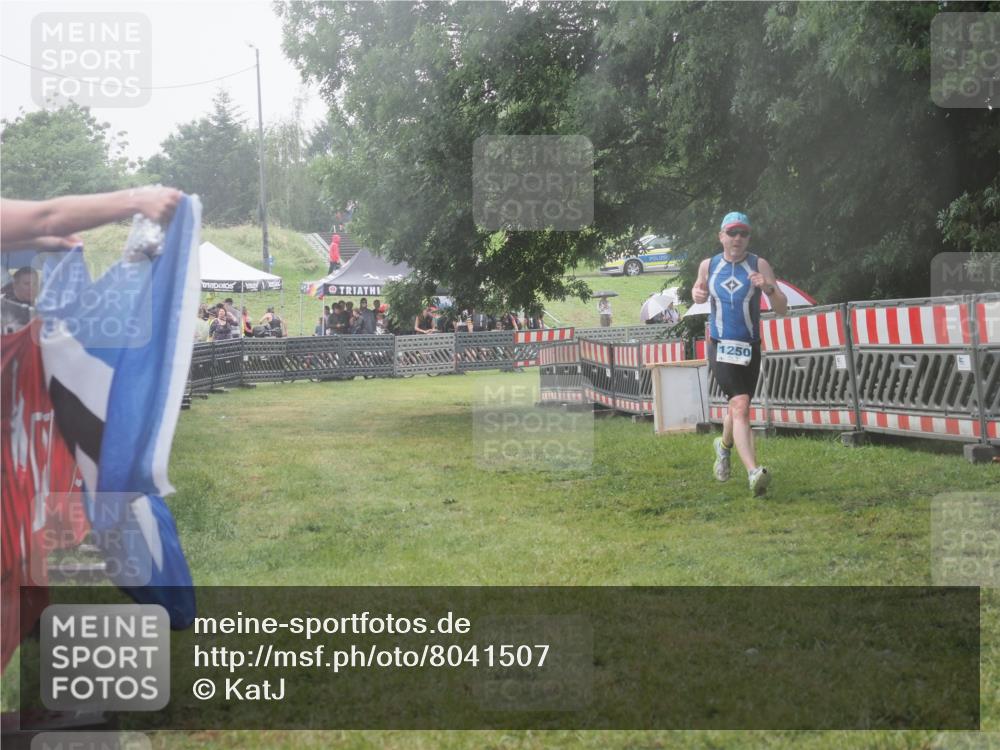 21.06.2025 - 27. Vierlanden-Triathlon KatJ http://msf.ph/oto/8041507 15.06.2025 14:33:22 Ziel 1250 meine-sportfotos.de