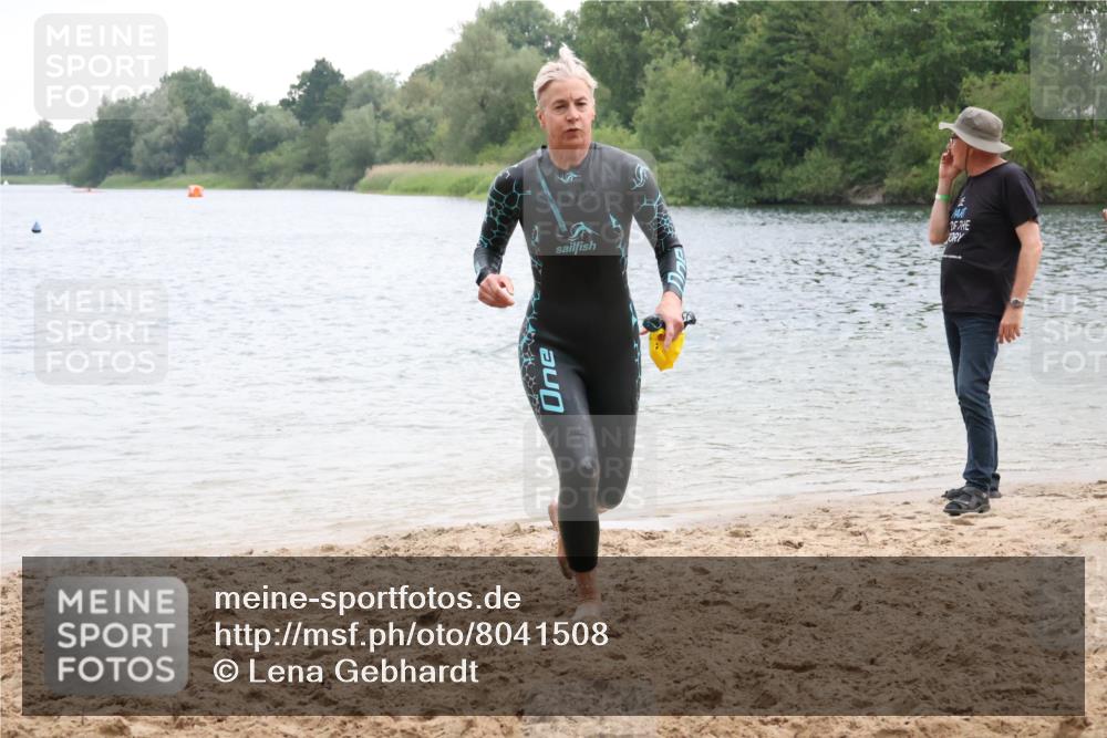 21.06.2025 - 27. Vierlanden-Triathlon Lena Gebhardt http://msf.ph/oto/8041508 15.06.2025 13:07:34 Schwimmen 1211, 1225, 1228 meine-sportfotos.de