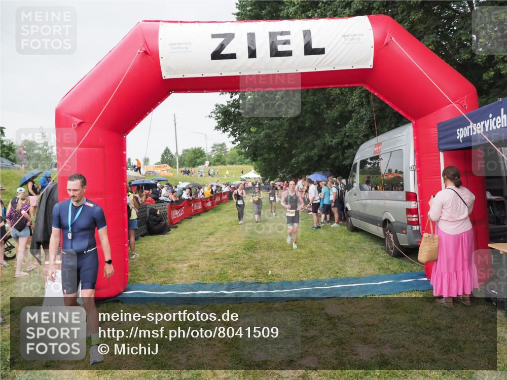 21.06.2025 - 27. Vierlanden-Triathlon MichiJ http://msf.ph/oto/8041509 15.06.2026 13:29:49 Ziel 1061, 1069, 1070, 1071 meine-sportfotos.de
