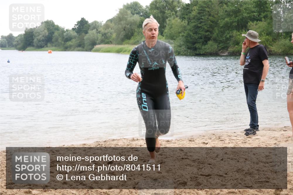 21.06.2025 - 27. Vierlanden-Triathlon Lena Gebhardt http://msf.ph/oto/8041511 15.06.2025 13:07:34 Schwimmen 1211, 1225, 1228 meine-sportfotos.de