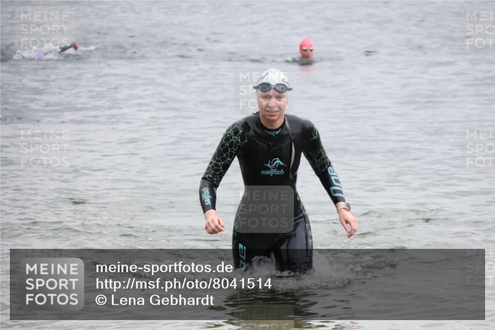 21.06.2025 - 27. Vierlanden-Triathlon Lena Gebhardt http://msf.ph/oto/8041514 15.06.2025 13:07:41 Schwimmen 1203, 1211, 1228 meine-sportfotos.de