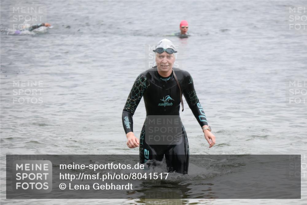 21.06.2025 - 27. Vierlanden-Triathlon Lena Gebhardt http://msf.ph/oto/8041517 15.06.2025 13:07:41 Schwimmen 1203, 1211, 1228 meine-sportfotos.de