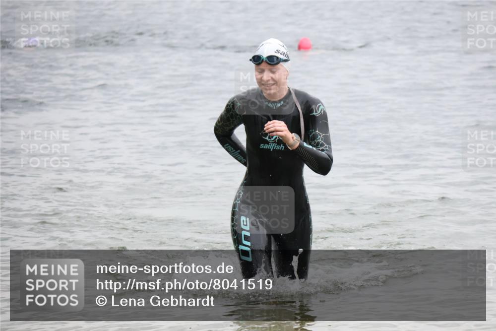 21.06.2025 - 27. Vierlanden-Triathlon Lena Gebhardt http://msf.ph/oto/8041519 15.06.2025 13:07:42 Schwimmen 1203, 1211, 1228 meine-sportfotos.de
