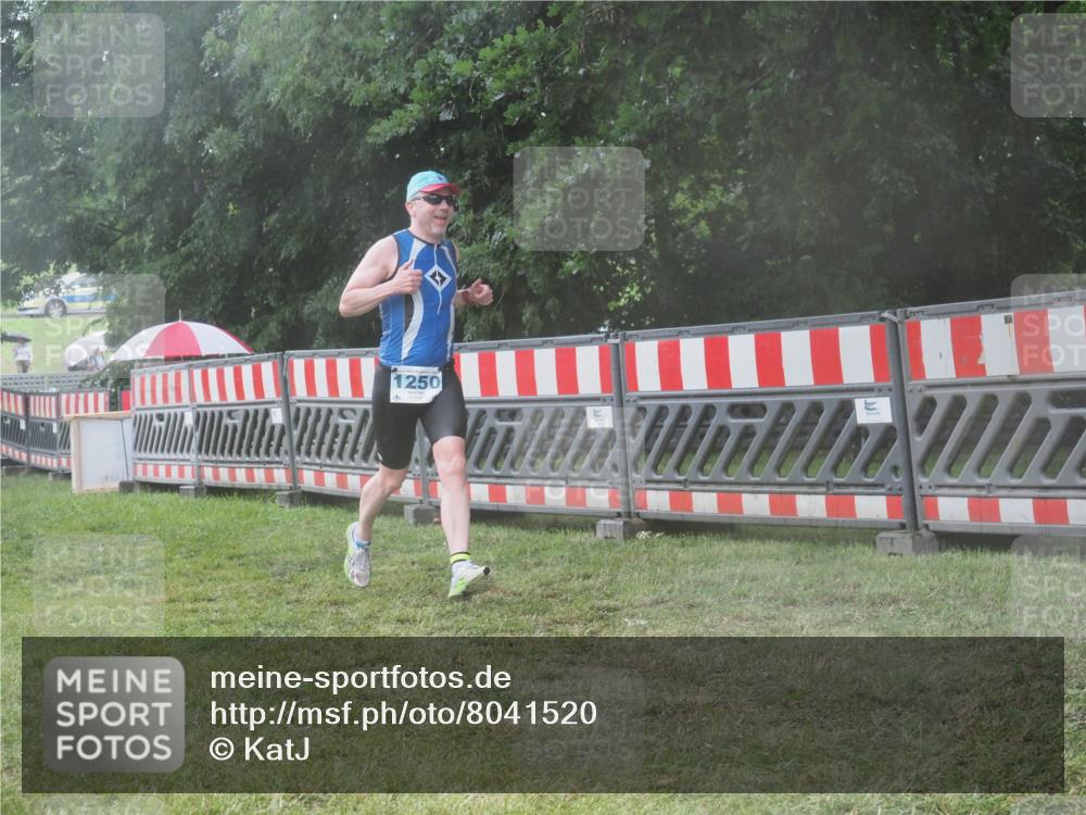 21.06.2025 - 27. Vierlanden-Triathlon KatJ http://msf.ph/oto/8041520 15.06.2025 14:33:23 Ziel 1250 meine-sportfotos.de