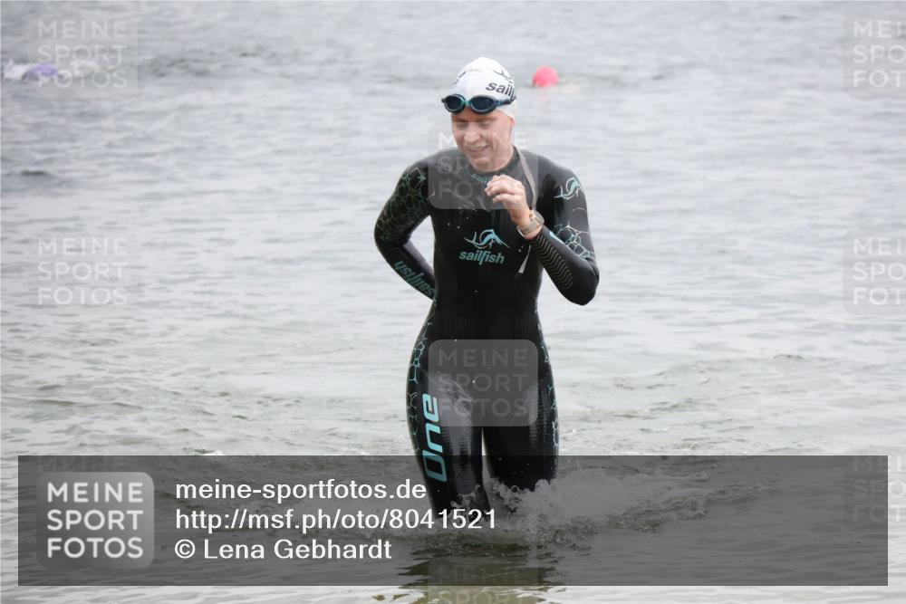 21.06.2025 - 27. Vierlanden-Triathlon Lena Gebhardt http://msf.ph/oto/8041521 15.06.2025 13:07:42 Schwimmen 1203, 1211, 1228 meine-sportfotos.de