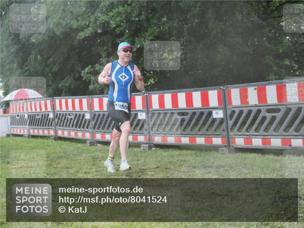 21.06.2025 - 27. Vierlanden-Triathlon KatJ http://msf.ph/oto/8041524 15.06.2025 14:33:23 Ziel 1250 meine-sportfotos.de