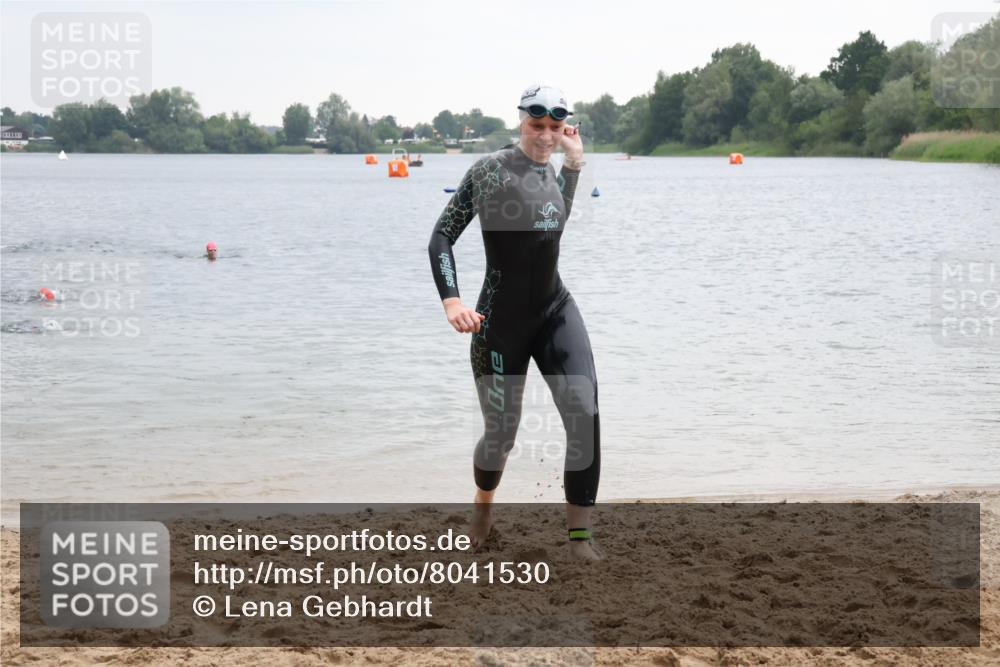 21.06.2025 - 27. Vierlanden-Triathlon Lena Gebhardt http://msf.ph/oto/8041530 15.06.2025 13:07:46 Schwimmen 1203 meine-sportfotos.de