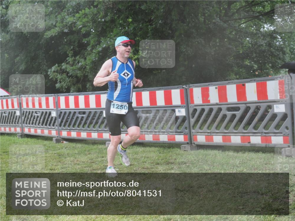 21.06.2025 - 27. Vierlanden-Triathlon KatJ http://msf.ph/oto/8041531 15.06.2025 14:33:24 Ziel 1250 meine-sportfotos.de